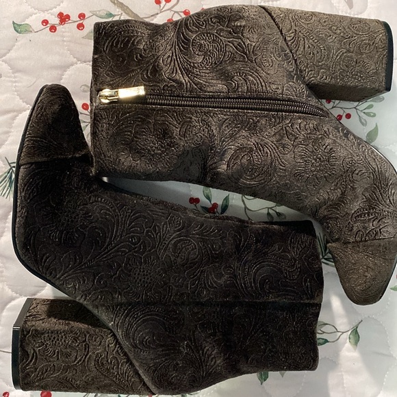 Brown velvet with design boots - Picture 2 of 5